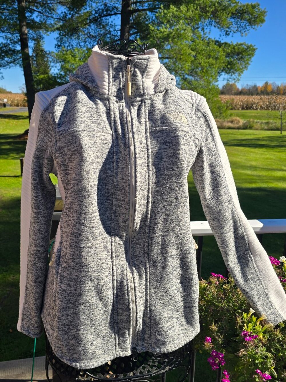 North Face zip front fleece Jacket, hood, size Small, Gray / White, VGUC